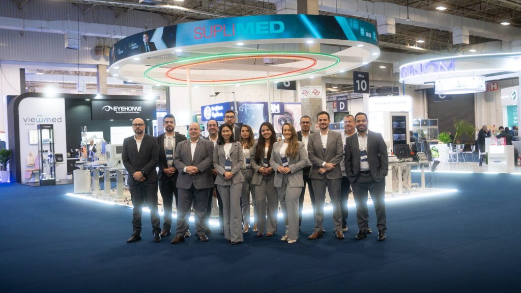 Equipe da Suplimed no estande da empresa em congresso de oftalmologia